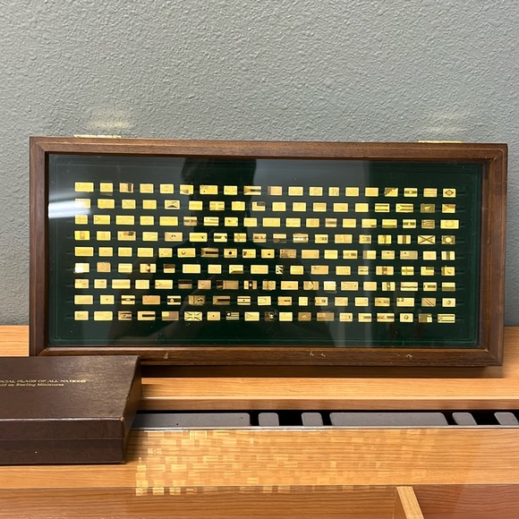 Franklin Mint Flags of The World collectible gold miniatures - Picture 1 of 17